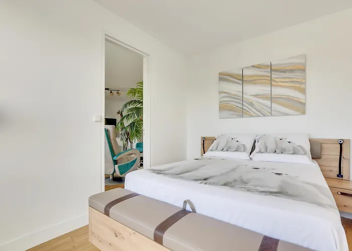 Апартаменты Luxury 75m2 With Eiffel Tower View, Metro 1 Min, Parking Париж