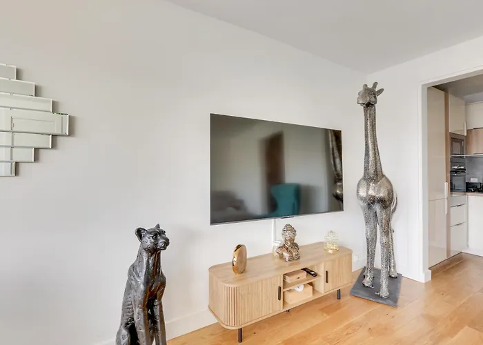 Luxury 75m2 With Eiffel Tower View, Metro 1 Min, Parking *