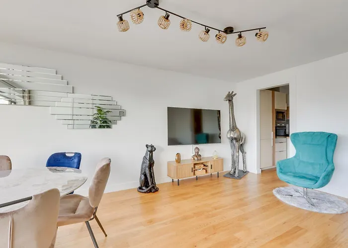 Luxury 75m2 With Eiffel Tower View, Metro 1 Min, Parking * パリ