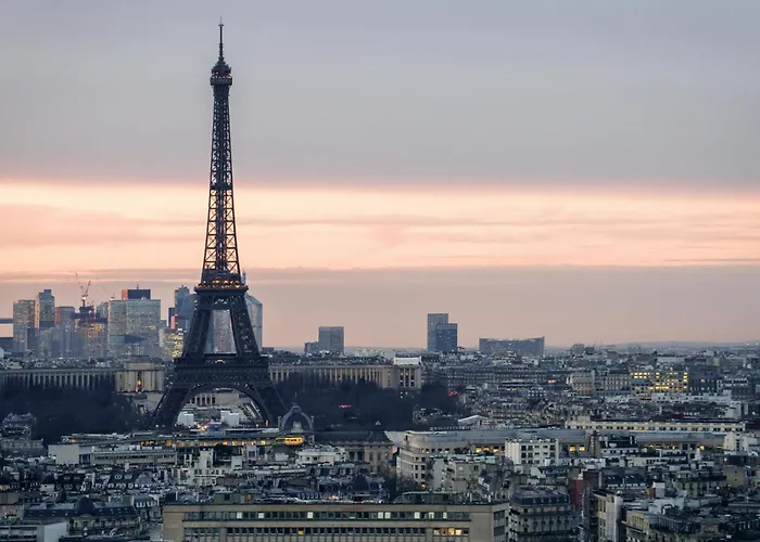 アパート Luxury 75m2 With Eiffel Tower View, Metro 1 Min, Parking パリ