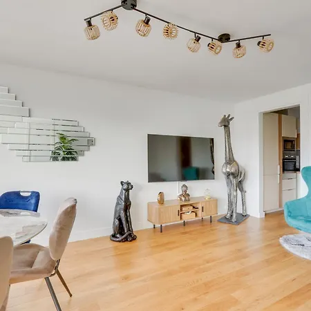 Luxury 75m2 With Eiffel Tower View, Metro 1 Min, Parking * Paris